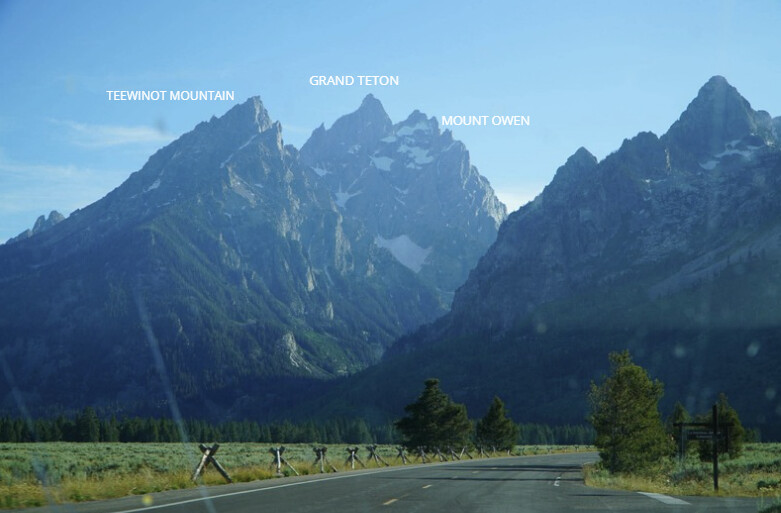 Panorama Cathedral Group w Grand Teton z widocznymi szczytami Mount Owen i Teewinot..