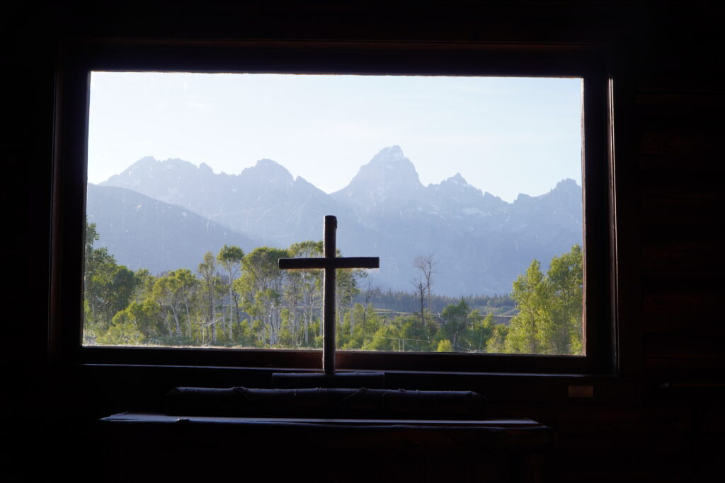 Widok z Chapel of Transfiguration. na Grand Teton. 
